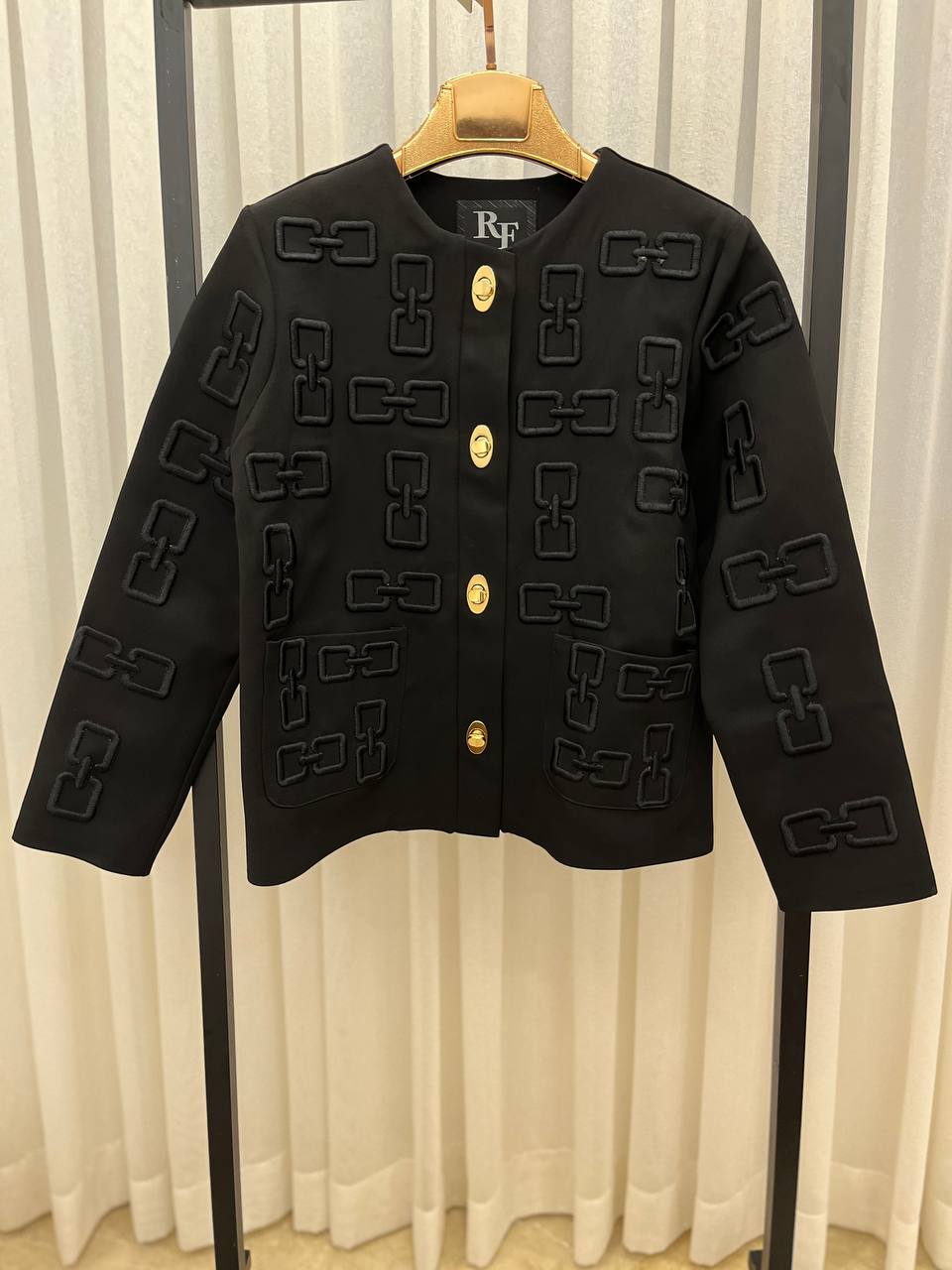 کت مشکی لوکس با جزئیات زنجیری و دکمه طلایی