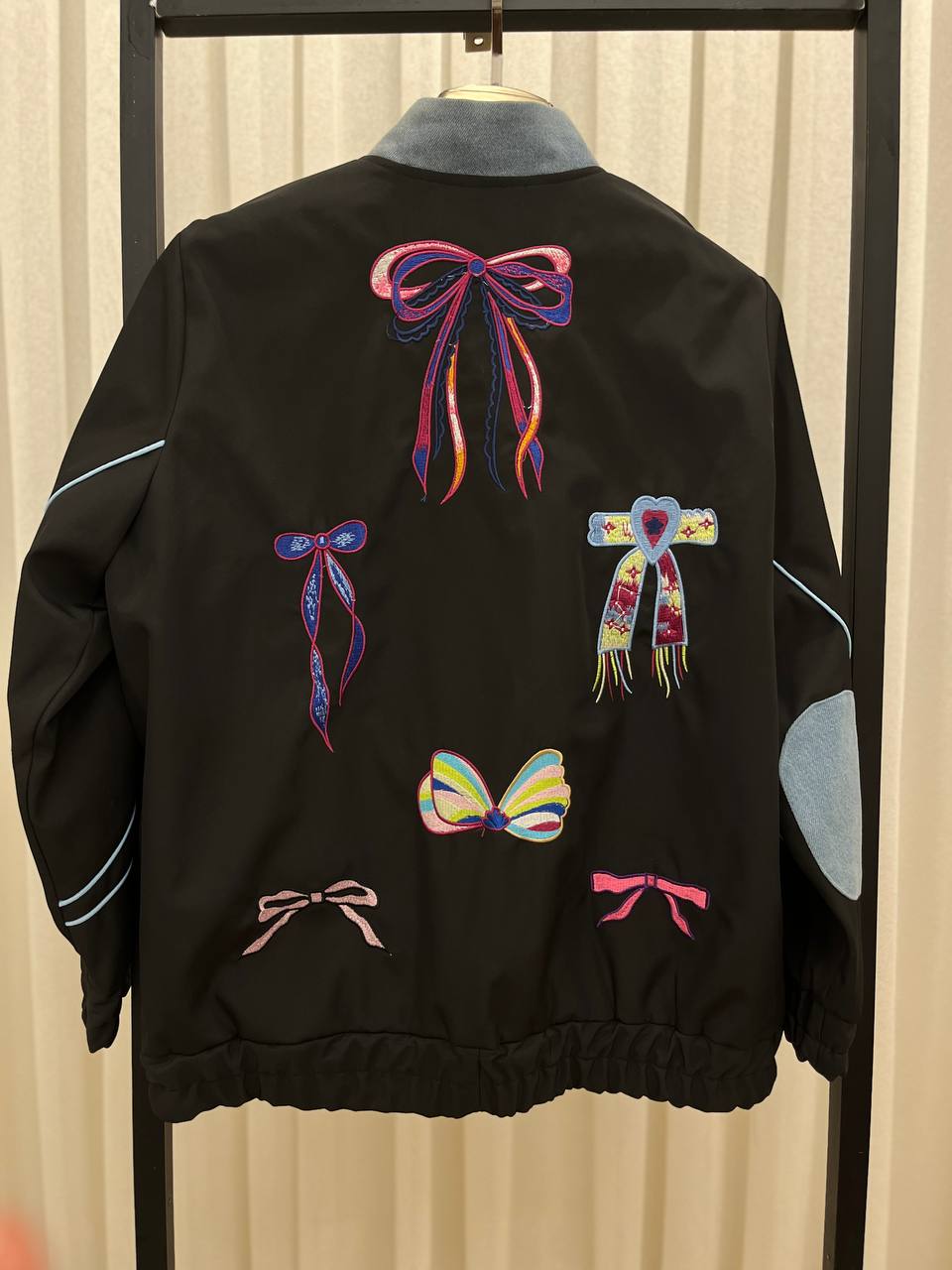 کت مشکی با طرح روبان رنگی