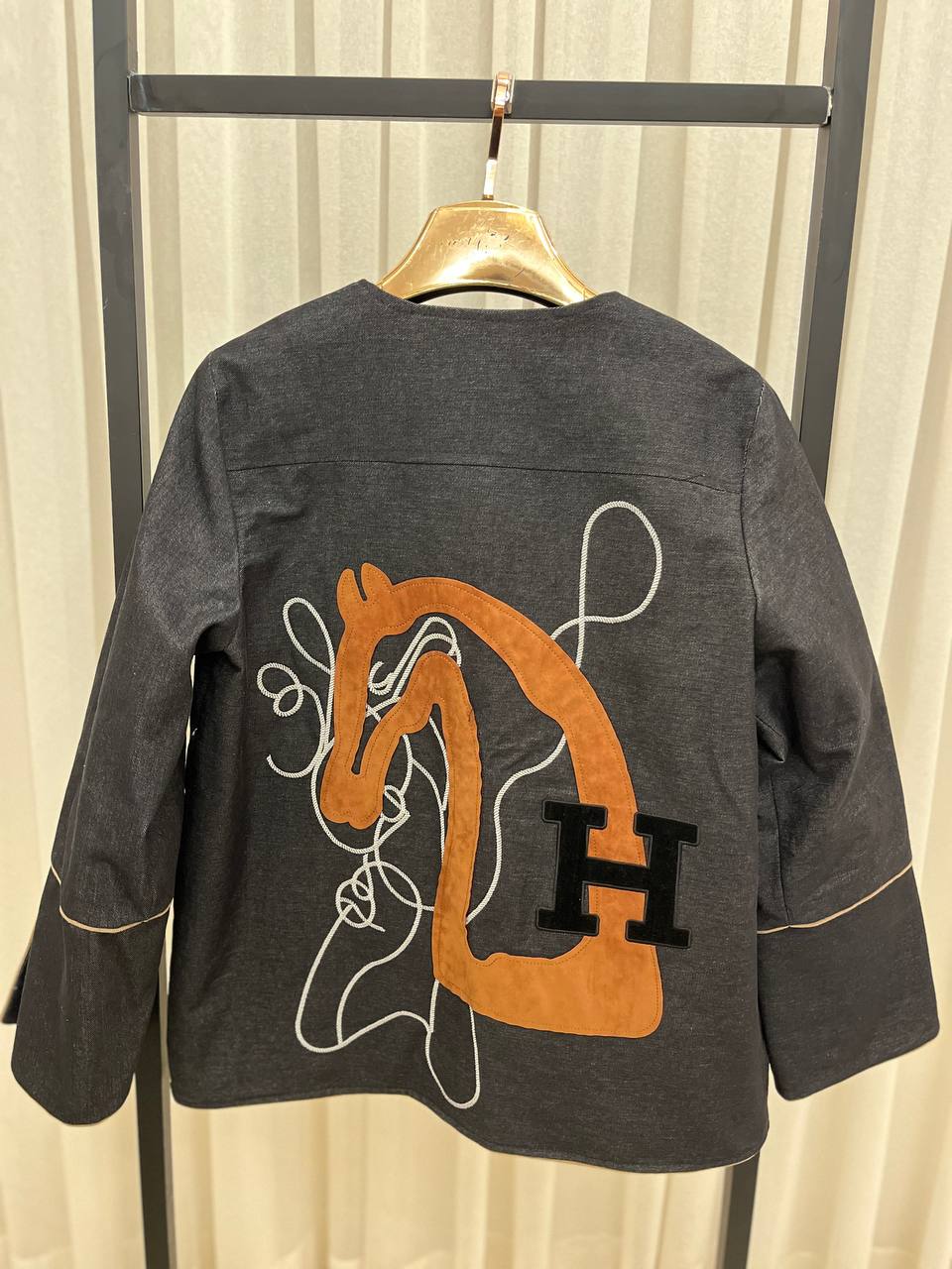 کت خاکستری خاص با طرح اسب و جزئیات طلایی