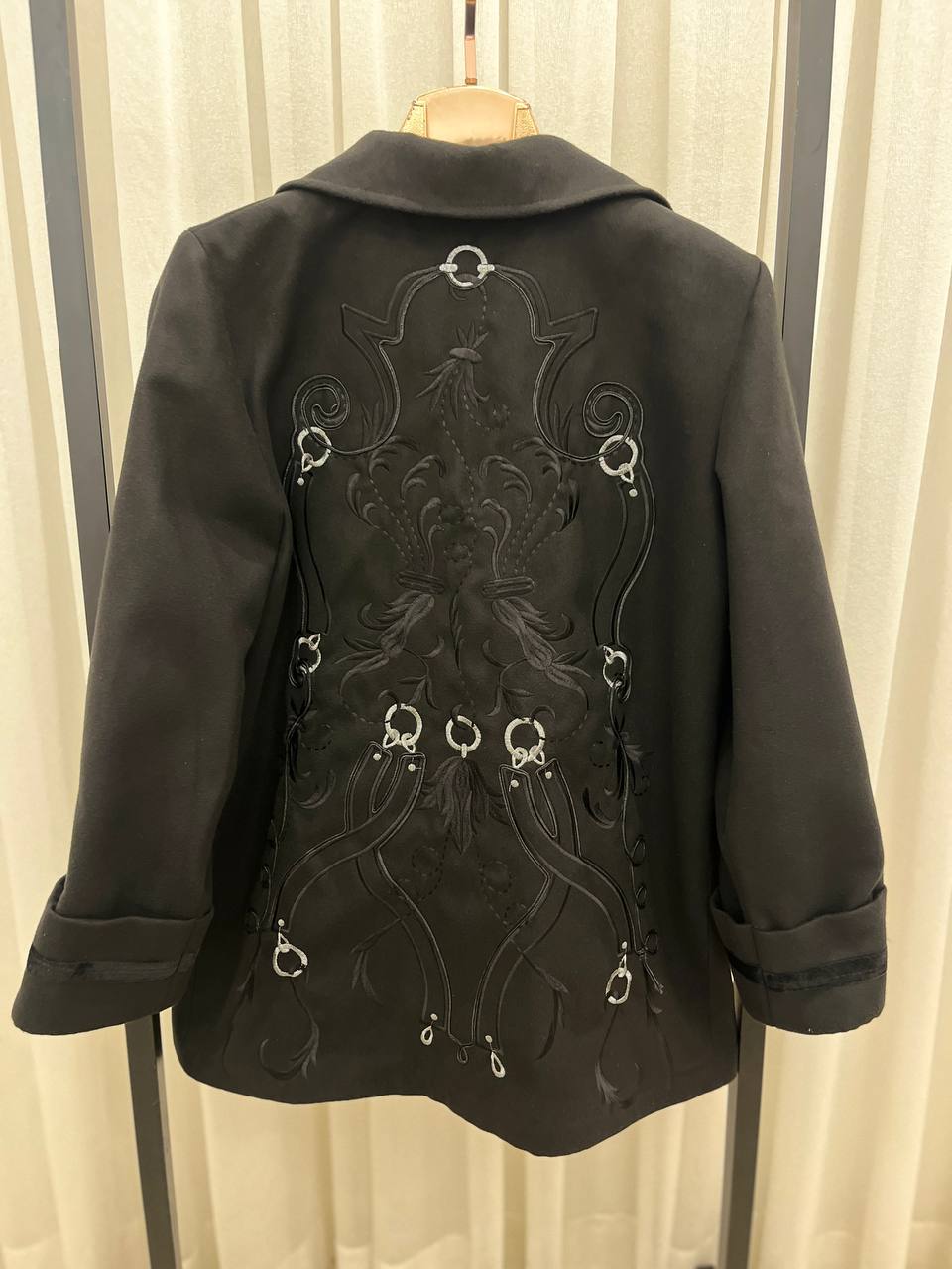 کت مشکی خاص با گلدوزی و جزئیات فلزی